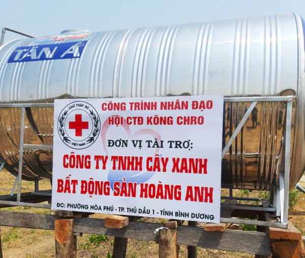 Bàn giao công trình giếng nước. Ảnh: H.N  Bàn giao công trình giếng nước. Ảnh: H.N