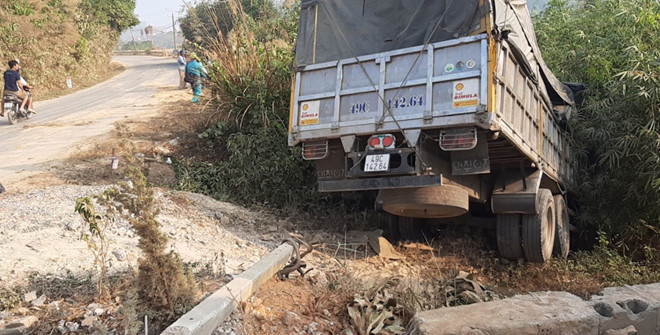 Xe tải sau khi nổ lốp chúi đầu xuống vực - Ảnh: Lâm Viên Xe tải sau khi nổ lốp chúi đầu xuống vực - Ảnh: Lâm Viên