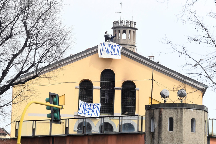 Tù nhân ở nhà tù San Vittore trèo lên nóc nhà. Ảnh: Reuters Tù nhân ở nhà tù San Vittore trèo lên nóc nhà. Ảnh: Reuters