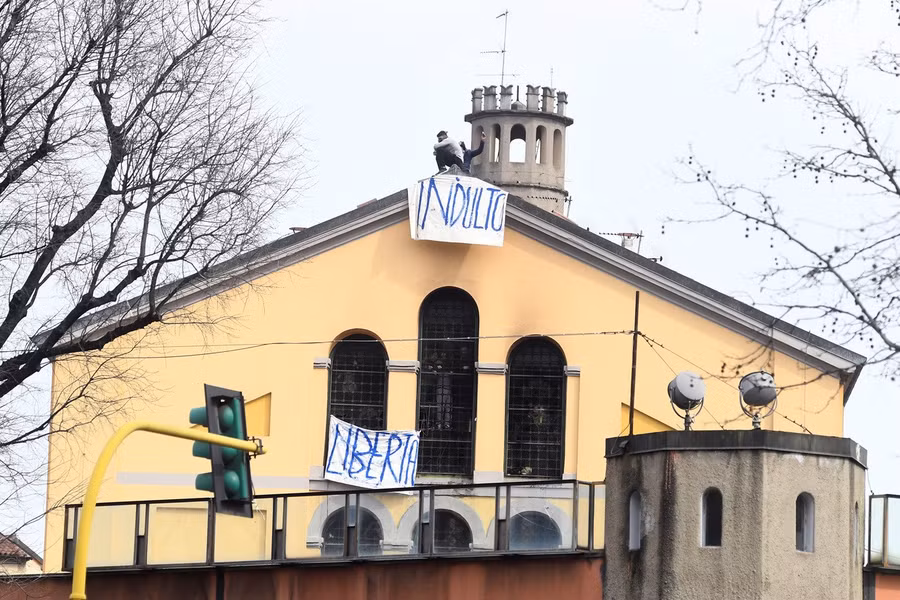 Tù nhân ở nhà tù San Vittore trèo lên nóc nhà. Ảnh: Reuters