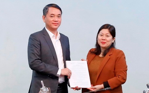  Thứ trưởng Nguyễn Thị Phương Hoa trao quyết định cho đồng chí Lê Vũ Tuấn Anh.