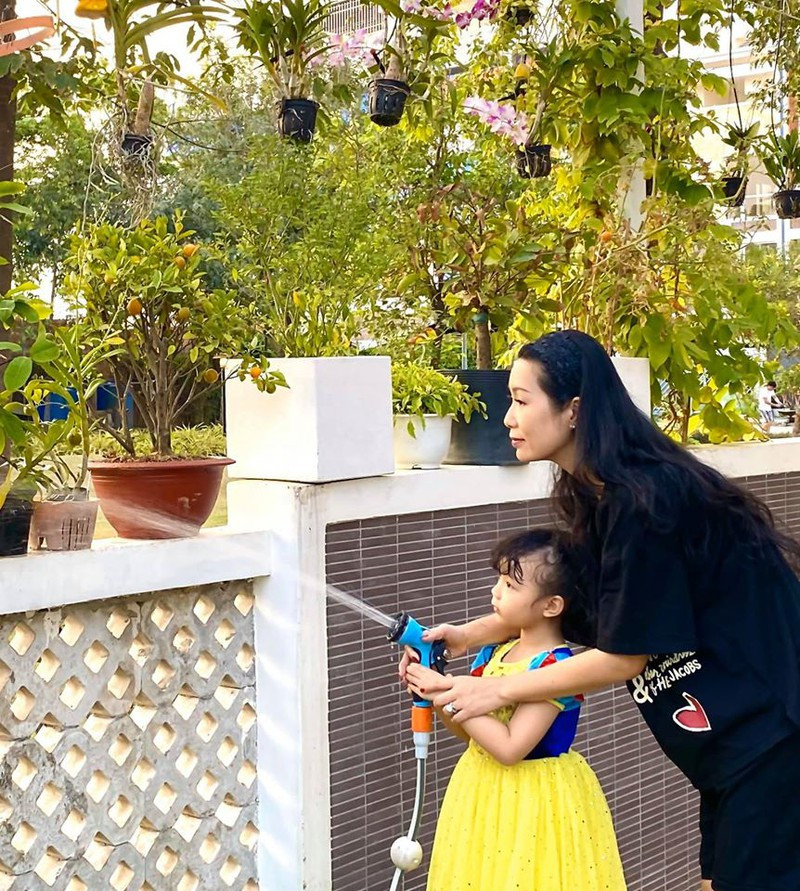 Cô thường cùng con gái chăm sóc, tưới cây buổi sáng.
