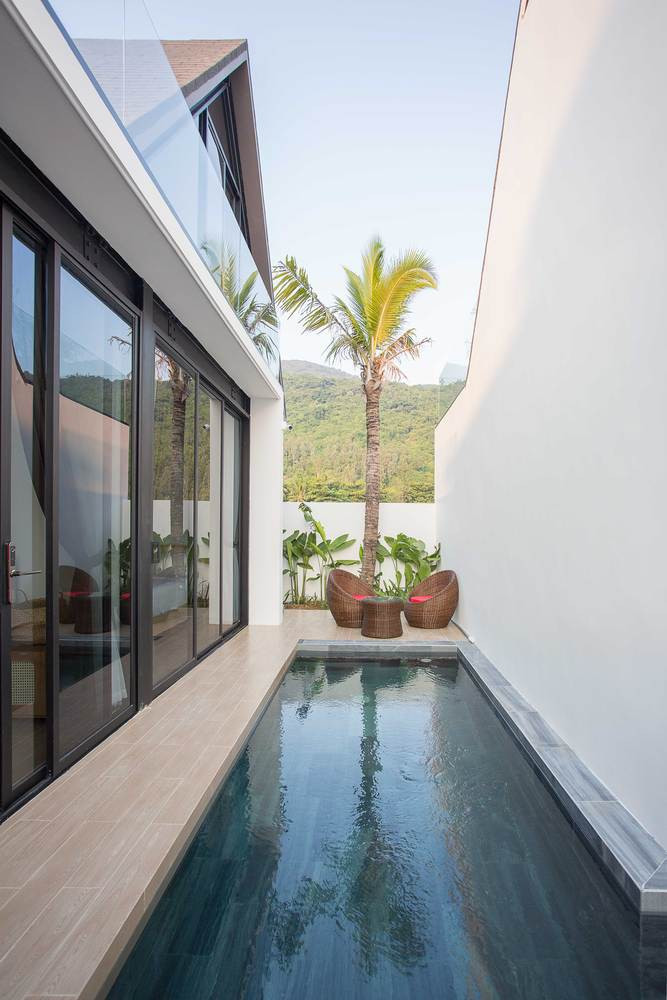 Bên cạnh là hồ bơi giúp giải nhiệt cho ngôi nhà vào những hôm trời Đà Nẵng nắng nóng.