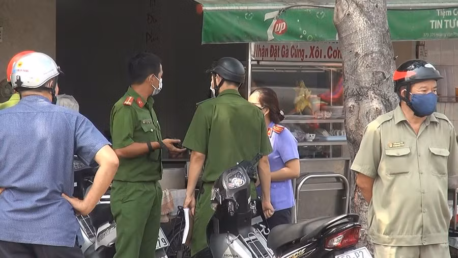 Công an có mặt tại hiện trường. 