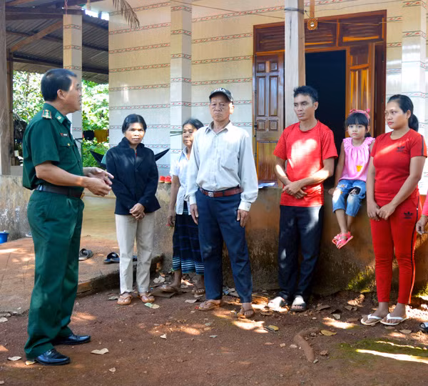 Cán bộ Đòn BP Ia O tuyên truyền, vận động nhân dân. Ảnh: A.H