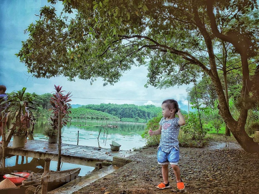 Với trẻ em thành thị, đứng giữa sông nước mây trời trong lành như này là cảm giác vô cùng lạ lẫm và thú vị. (Ảnh: Xuân Mai/Vietnam+) Với trẻ em thành thị, đứng giữa sông nước mây trời trong lành như này là cảm giác vô cùng lạ lẫm và thú vị. (Ảnh: Xuân Mai/Vietnam+)