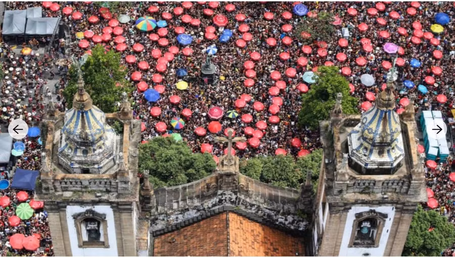  Hàng nghìn người tham dự lễ hội hóa trang sớm ở trung tâm thành phố Rio de Janeiro, Brazil hôm 16.2. Ảnh: EPA-EFE.