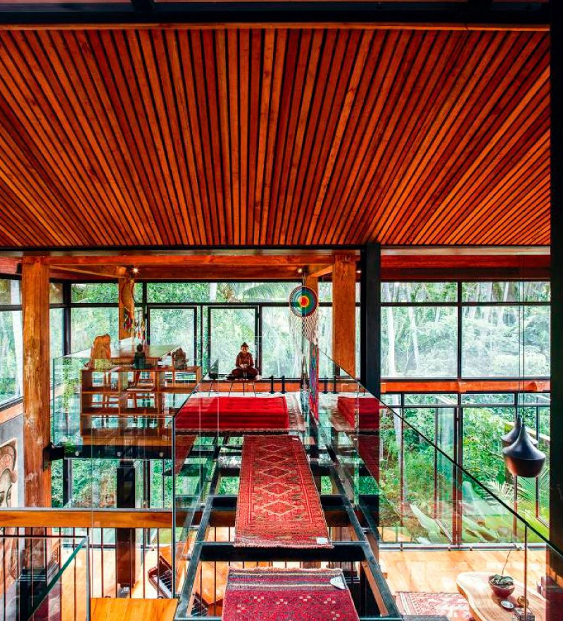 Hành lang làm bằng kính trong suốt, khiến chủ nhà cảm giác như bước đi trên không trung.