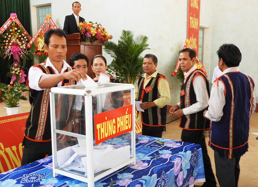 Đảng viên bỏ phiếu bầu cử Ban Chấp hành, bí thư và các phó bí thư Đảng bộ xã khoá XV