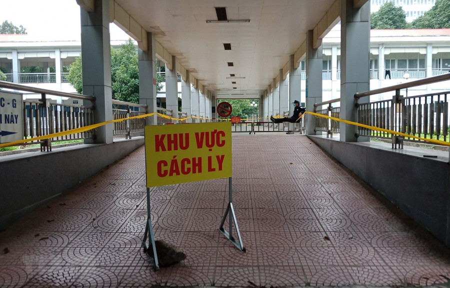 Khu vực cách ly bệnh nhân nghi mắc COVID-19 được bố trí biệt lập tại một bệnh viện. (Ảnh: Đức Phương/TTXVN)