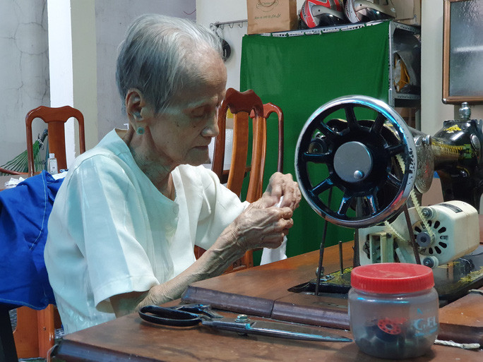  Mẹ Việt Nam anh hùng Ngô Thị Quýt cặm cụi may từng chiếc khẩu trang hỗ trợ phòng dịch Covid-19