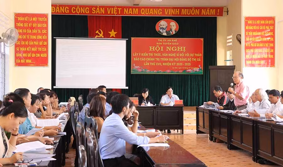 Quang cảnh hội nghị lấy ý kiến trí thức, văn nghệ sĩ vào dự thảo báo cáo chính trị trình Đại hội đại biểu Đảng bộ thị xã An Khê lần thứ XVII, nhiệm kỳ 2020-2025. Ảnh: Ngọc Minh Quang cảnh hội nghị lấy ý kiến trí thức, văn nghệ sĩ vào dự thảo báo cáo chính trị trình đại hội đại biểu Đảng bộ thị xã An Khê lần thứ XVII, nhiệm kỳ 2020-2025. Ảnh: Ngọc Minh