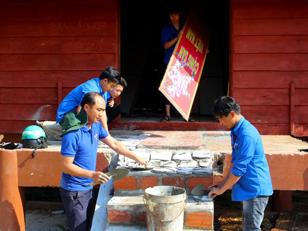  Đoàn viên, thanh niên thị trấn Đak Đoa sửa chữa nhà rông làng Piơm. Ảnh: P.L