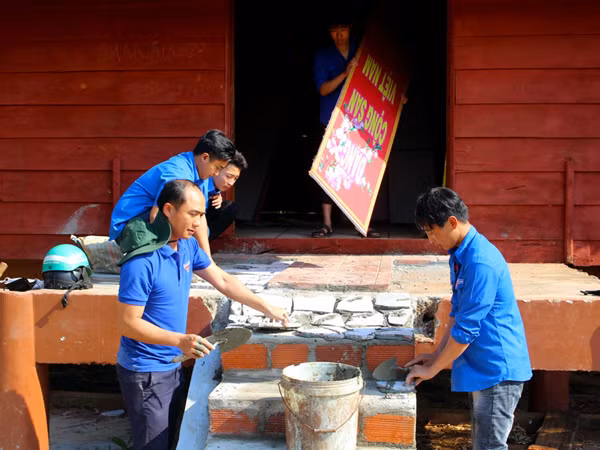  Đoàn viên, thanh niên thị trấn Đak Đoa sửa chữa nhà rông làng Piơm. Ảnh: P.L