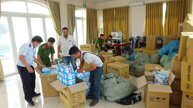 Gần 200.000 khẩu trang y tế và khẩu trang vải được phát hiện vận chuyển trái phép qua Campuchia tiêu thụ - ẢNH: GIANG PHƯƠNG Gần 200.000 khẩu trang y tế và khẩu trang vải được phát hiện vận chuyển trái phép qua Campuchia tiêu thụ - ẢNH: GIANG PHƯƠNG