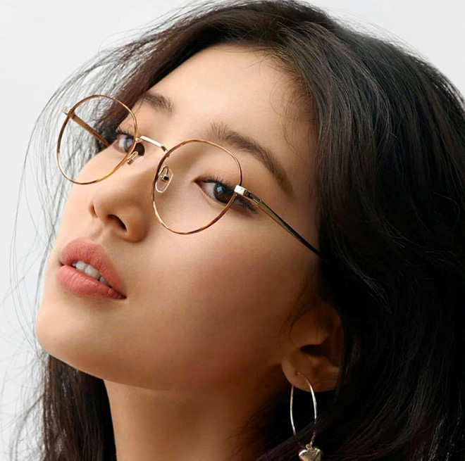 Nhan sắc của cô được dân mạng khen ngợi hết lời: “Chị ấy đẹp quá”, “Suzy sinh ra là để trở thành một ngôi sao”, “Vẻ đẹp này thật điên rồ mà”, “Đương nhiên, đây là Suzy. Cô ấy là tuyệt nhất”, “Ai mà chê Suzy không xinh đẹp thì chắc là anti fan rồi”…./ ẢNH: CHỤP MÀN HÌNH SUZY VIETNAM FANPAGE