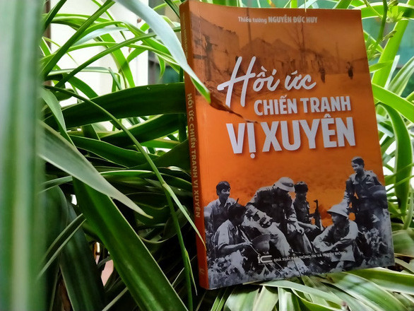 Cuốn sách Hồi ức chiến tranh Vị Xuyên của thiếu tướng Nguyễn Đức Huy - Ảnh: THIÊN ĐIỂU