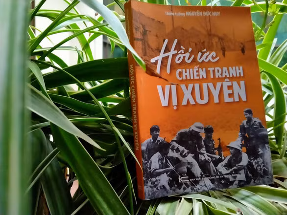 Cuốn sách Hồi ức chiến tranh Vị Xuyên của thiếu tướng Nguyễn Đức Huy - Ảnh: THIÊN ĐIỂU