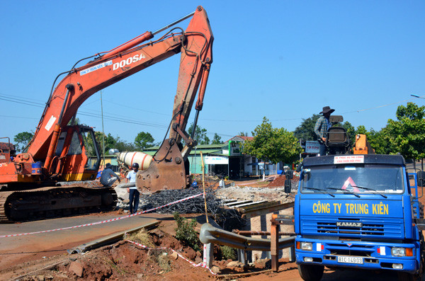 Thi công mở rộng cầu bê tông cốt thép trên tỉnh lộ 663. Ảnh: V.H