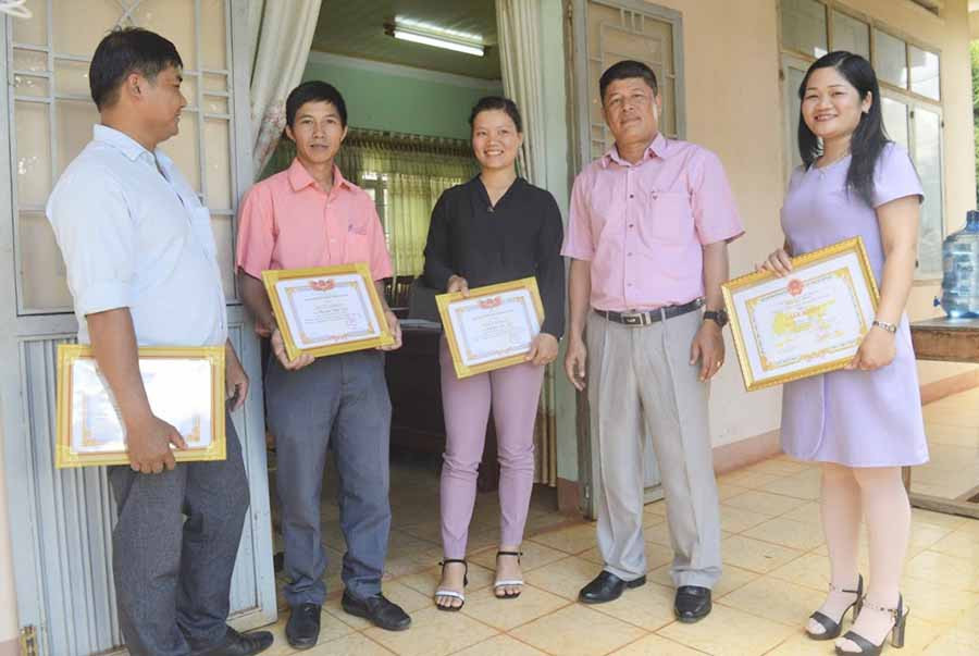 Ông Y Đức Thành-Phó Bí thư Thường trực Huyện ủy (thứ 2 từ bìa phải qua) trao đổi với cán bộ dân vận khéo. Ảnh: Đinh Yến