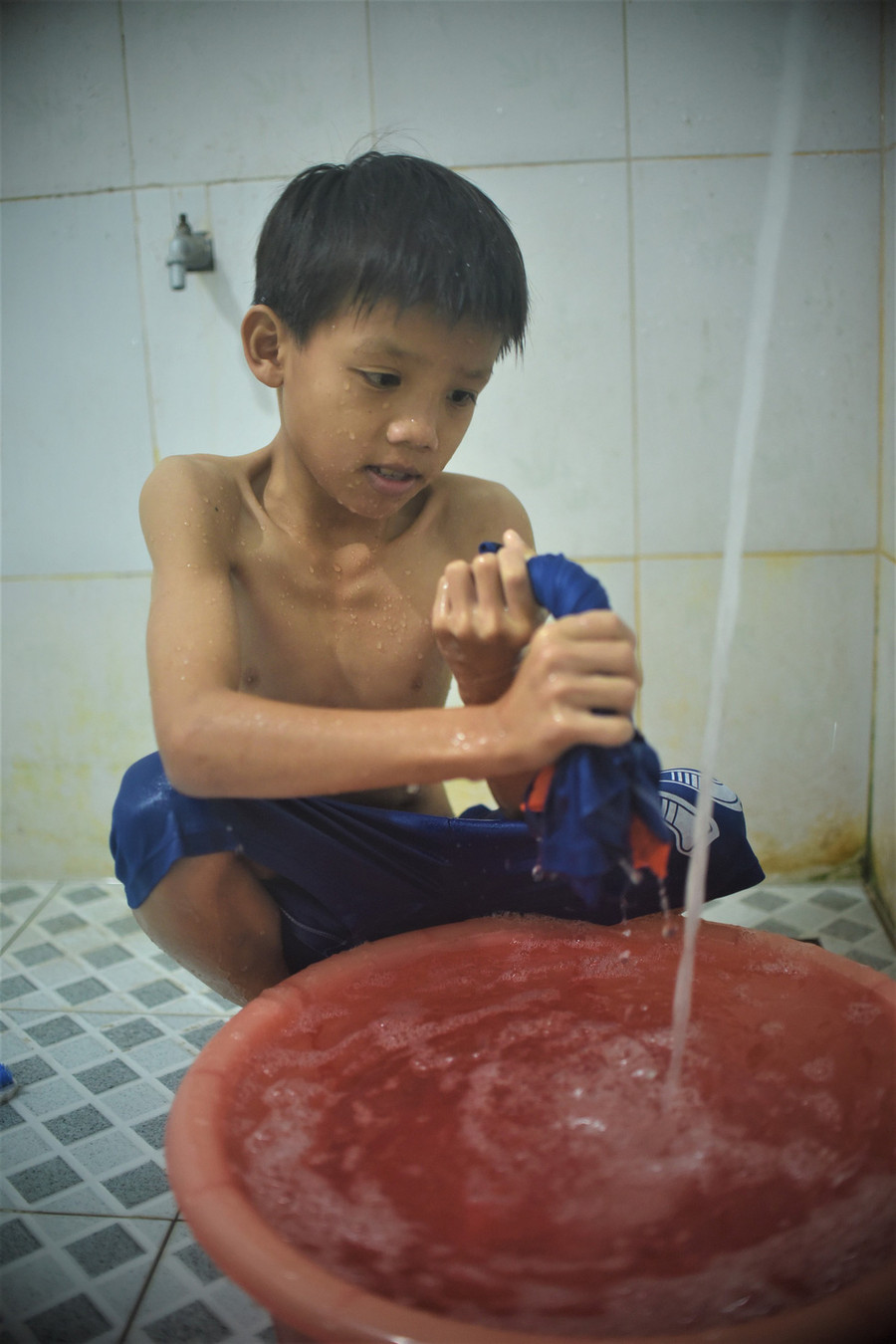 Sau 4 tháng làm quen với môi trường quân nhân, giờ đây tự thân mình, Thanh đã có thể giặt giũ quần áo như các chiến sĩ ở đây - Ảnh: LÂM THIÊN