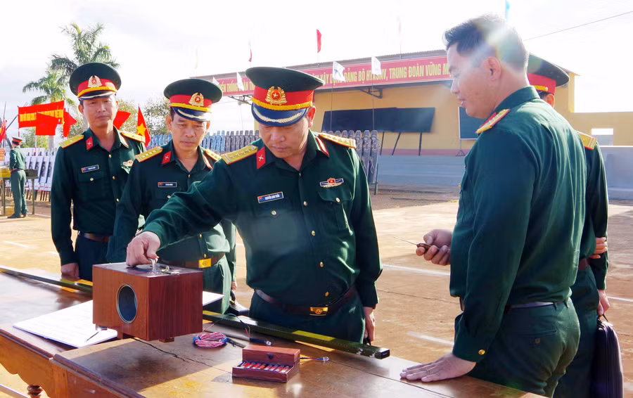 Tuấn-Phụ trách Tư lệnh Quân đoàn 3 kiểm tra các sáng kiến, cải tiến kỹ thuật tại Trung đoàn 48 (sư đoàn 320). Ảnh: Vĩnh Hoàng 