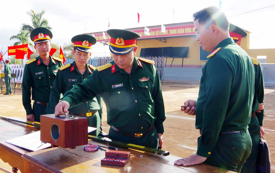 Tuấn-Phụ trách Tư lệnh Quân đoàn 3 kiểm tra các sáng kiến, cải tiến kỹ thuật tại Trung đoàn 48 (sư đoàn 320). Ảnh: Vĩnh Hoàng 