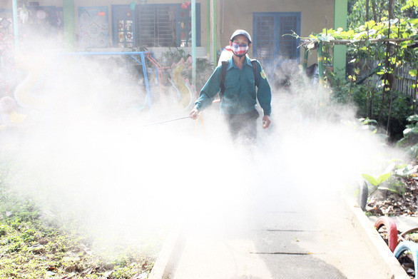 Phun khử trùng trường học ở Quảng Nam - Ảnh: LÊ TRUNG Phun khử trùng trường học ở Quảng Nam - Ảnh: LÊ TRUNG