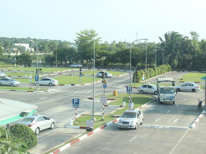 Việc quản lý các cơ sở dạy lái xe quá lỏng lẻo sẽ gây ra hậu quả nghiêm trọng cho xã hội, tai nạn giao thông ngày càng gia tăng, một phần nguyên nhân là do từ lỗ hổng này. (ảnh chỉ mang tính minh họa)