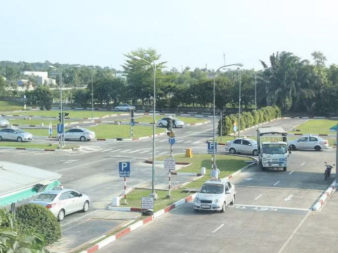 Việc quản lý các cơ sở dạy lái xe quá lỏng lẻo sẽ gây ra hậu quả nghiêm trọng cho xã hội, tai nạn giao thông ngày càng gia tăng, một phần nguyên nhân là do từ lỗ hổng này. (ảnh chỉ mang tính minh họa)