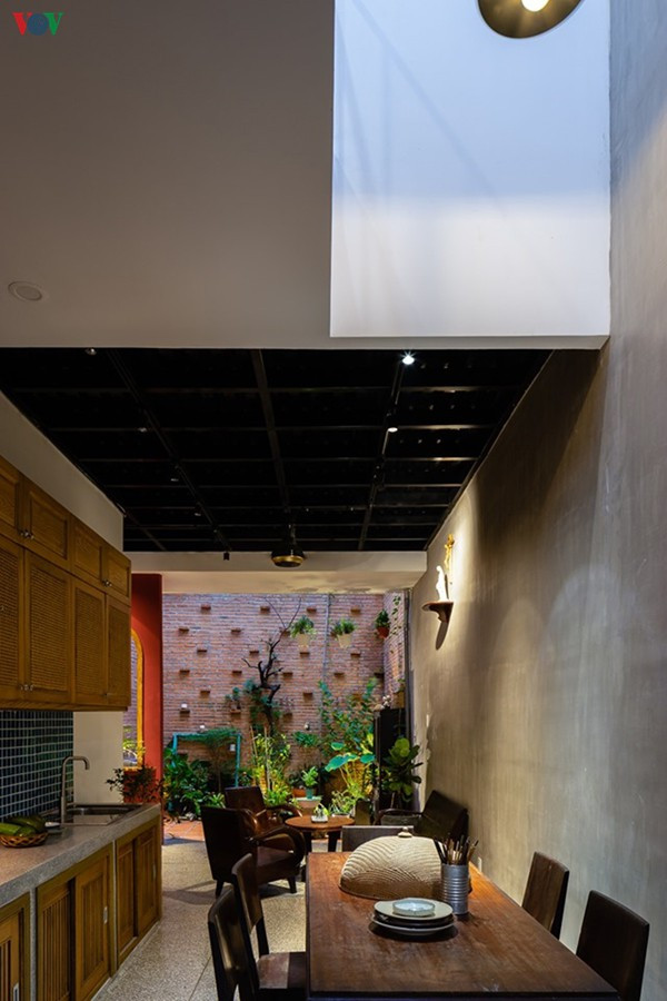 Bên trong là không gian bếp – phòng ăn và phòng khách liên thông.