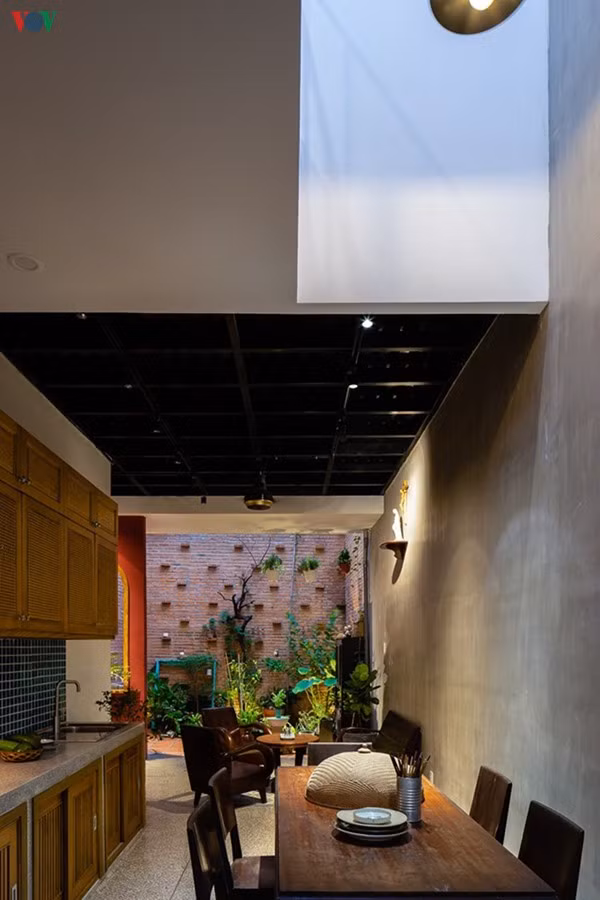 Bên trong là không gian bếp – phòng ăn và phòng khách liên thông.