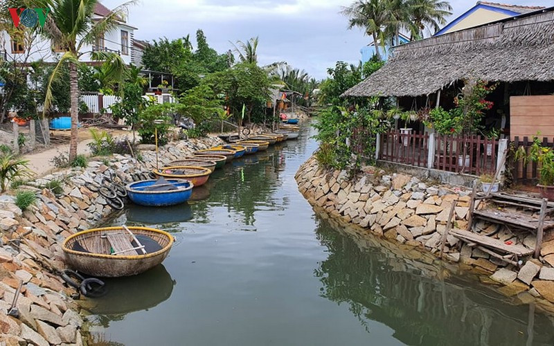  Thuyền thúng được người dân đưa vào con lạch nhỏ đẻ chờ khách.