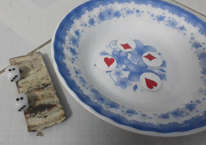 Dân bạc bịp dùng nam châm để thay đổi quân vị, xúc xắc theo ý muốn