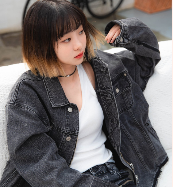 Người đẹp 25 tuổi chọn lối trang điểm điểm nhẹ và đặc biệt điểm nhấn là đôi mắt một mí, giúp cô làm nổi bật vẻ đẹp lạ của mình. ẢNH: ANDU ENTERTAINMENT Người đẹp 25 tuổi chọn lối trang điểm điểm nhẹ và đặc biệt điểm nhấn là đôi mắt một mí, giúp cô làm nổi bật vẻ đẹp lạ của mình. ẢNH: ANDU ENTERTAINMENT