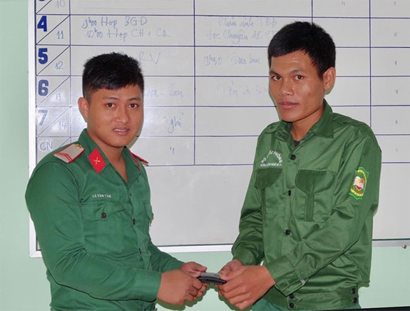 Binh nhất Lê Văn Tân trả lại chiếc ví cho anh Đinh Văn Da. Binh nhất Lê Văn Tân trả lại chiếc ví cho anh Đinh Văn Da.