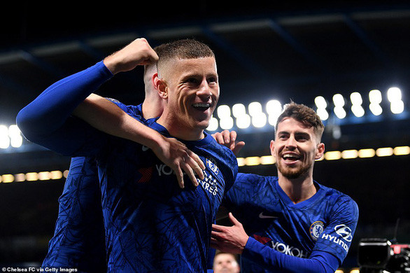 Niềm vui của các cầu thủ Chelsea sau khi Ross Barkley nâng tỉ số lên 2-0 - Ảnh: GETTY IMAGES