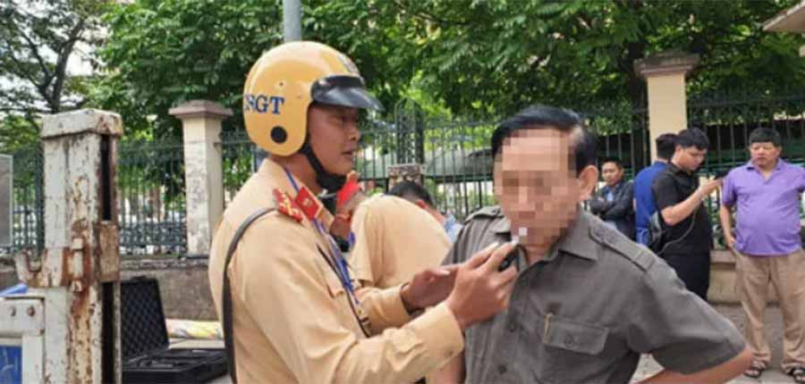  CSGT TP Hà Nội kiểm tra nồng độ cồn đối với người tham gia giao thông Ảnh: HUY THANH