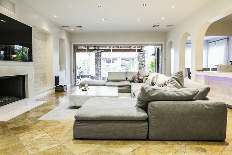 Phòng khách rộng rãi với sàn đá bắt mắt, đem đến cảm giác mát mẻ trong mùa hè và ấm áp vào mùa đông. Phòng khách rộng rãi với sàn đá bắt mắt, đem đến cảm giác mát mẻ trong mùa hè và ấm áp vào mùa đông.