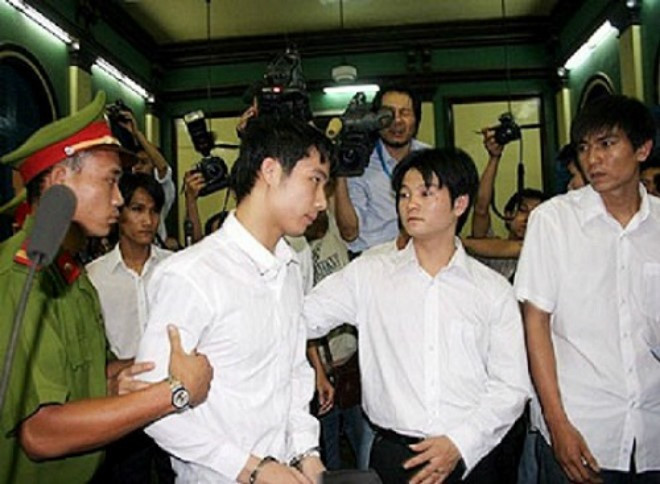 Các cầu thủ bán độ SEA Games 2005 hầu toà. Ảnh: TL.