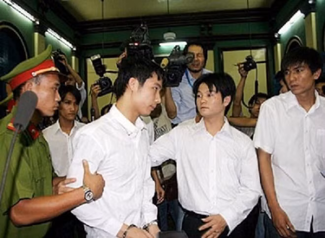 Các cầu thủ bán độ SEA Games 2005 hầu toà. Ảnh: TL.