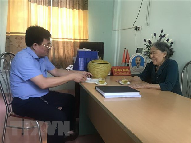 Bà Niệm đến trụ sở Ủy ban Nhân dân xã Trung Thành ủng hộ 1 triệu đồng cho công tác phòng, chống dịch COVID-19. (Ảnh: Hoa Mai/TTXVN) Bà Niệm đến trụ sở Ủy ban Nhân dân xã Trung Thành ủng hộ 1 triệu đồng cho công tác phòng, chống dịch COVID-19. (Ảnh: Hoa Mai/TTXVN)