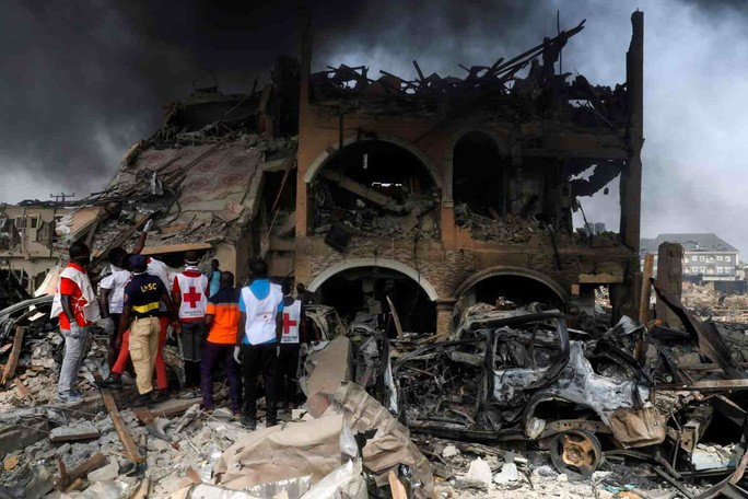  Lực lượng y tế và cứu hộ kiểm tra tòa nhà bị hư hại sau vụ nổ khí gas ở Lagos – Nigeria. Ảnh: Reuters