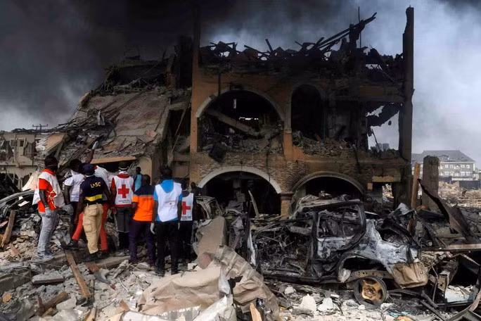  Lực lượng y tế và cứu hộ kiểm tra tòa nhà bị hư hại sau vụ nổ khí gas ở Lagos – Nigeria. Ảnh: Reuters