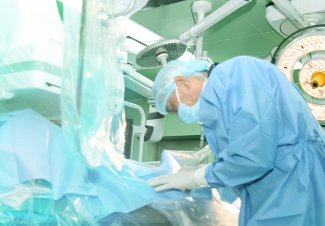 Bác sĩ phẫu thuật cấp cứu cho bệnh nhân - BVCC