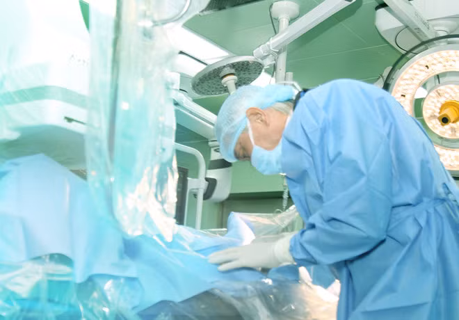 Bác sĩ phẫu thuật cấp cứu cho bệnh nhân - BVCC