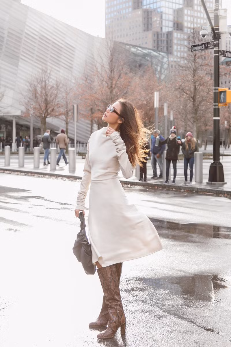 Bất ngờ hơn hết là set đồ đơn giản này của Minh Tú, chỉ là chiếc váy trơn, suông, không hoạ tiết hay đính kết cầu kì nhưng “quân cờ” này đã được Minh Tú tài tình thêm thắt vào những chi tiết đắt giá.