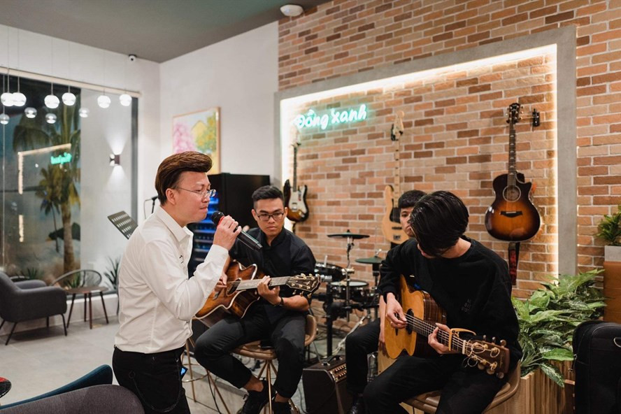 Ca sỹ Sỹ Luân trong một chương trình nhạc từ thiện. Ảnh: NVCC