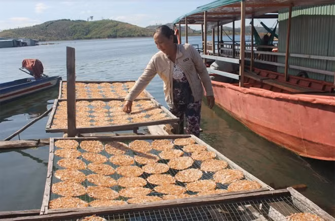 Đặc sản bánh tráng cá của cư dân làng chài.