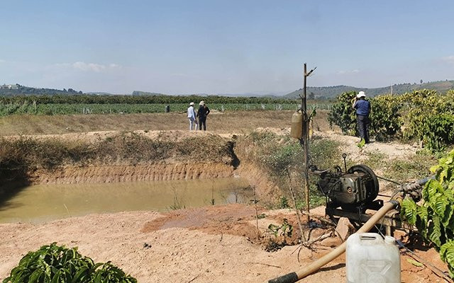 Nhiều ao hồ nhỏ tại tỉnh Lâm Đồng đã cạn kiệt nguồn nước. Nhiều ao hồ nhỏ tại tỉnh Lâm Đồng đã cạn kiệt nguồn nước.